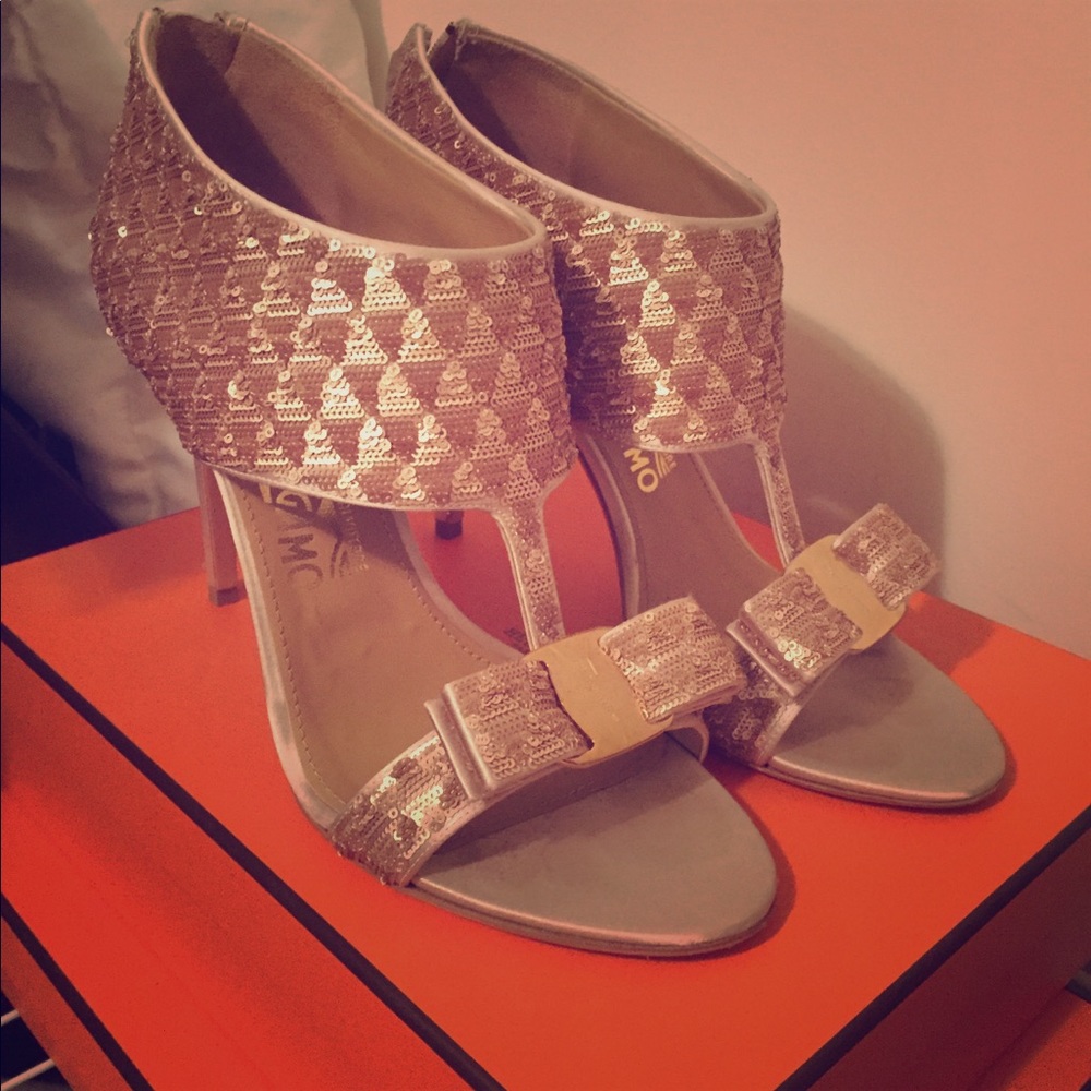 Beautiful 💕 gorgeous ferragamo formal heels.